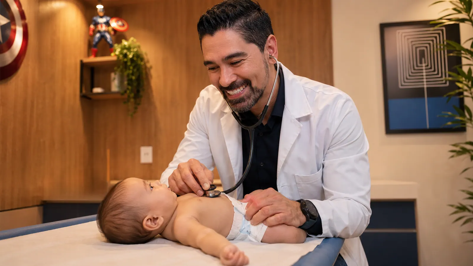Dr. Carlos Renato examinando um bebê